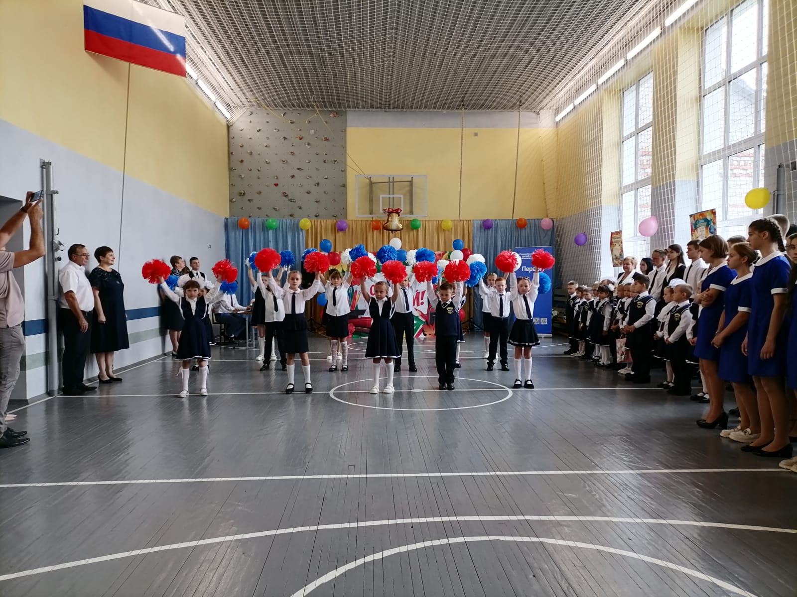 Дети танцевального коллектива Высоковского СДК приняли участие в торжественной линейке ,посвященное Дню знаний..